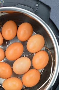 چگونه تخم مرغ را آب پز کنیم که ترک نخورد