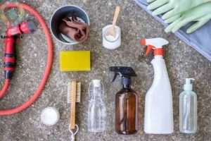چگونه صندلی های پلاستیکی سفید را تمیز کنیم؟