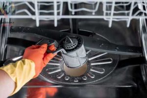 چگونه یک ماشین ظرفشویی بدبو را تمیز کنیم؟