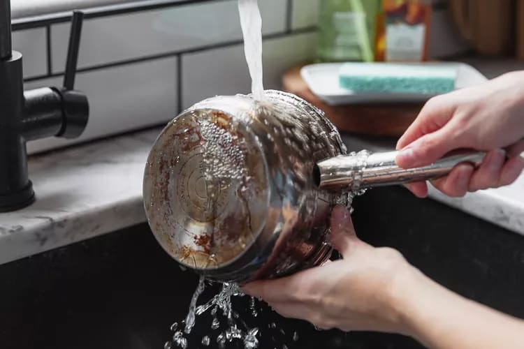 چگونه ظروف استیل را تمیز کنیم؟