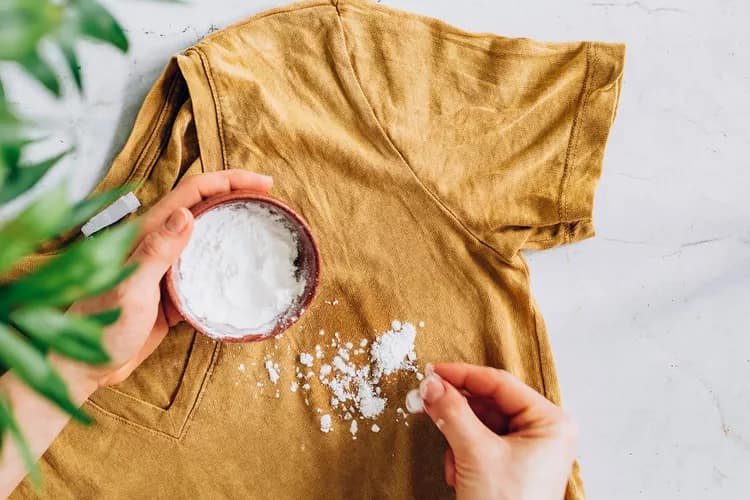 آموزش تمیز کردن روغن پخت و پز از روی لباس