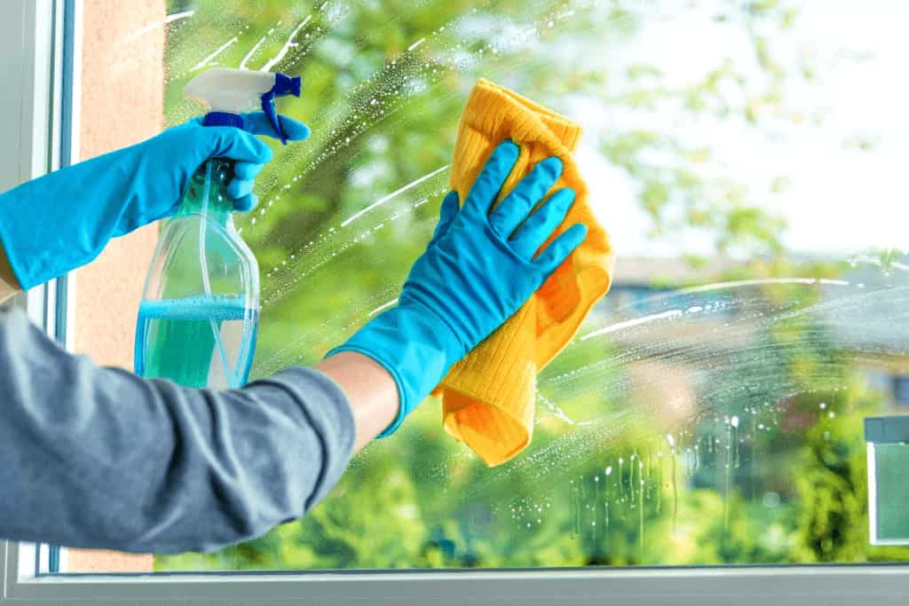 نحوه از بین بردن خش از روی شیشه