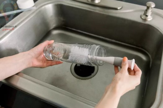 نحوه تمیز کردن نی های قابل استفاده مجدد و بطری های آب