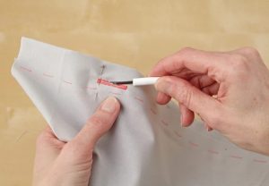 شکاف پارچه در مرکز سوراخ
