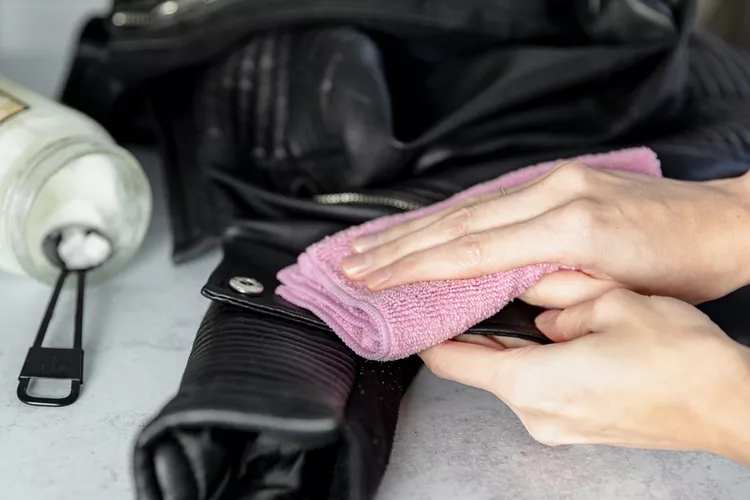 چگونه از کت چرم مراقبت کنیم؟