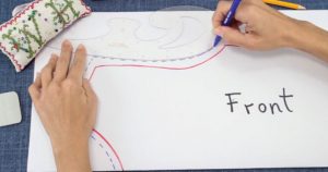 روی کاغذ الگو خطوطی برای درز لباس بکشید