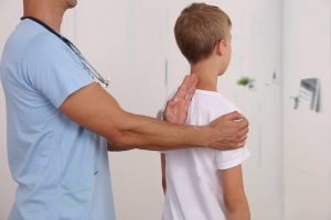 راهکار درمان قوز گردن کودکان و تمرینات کاهش آن
