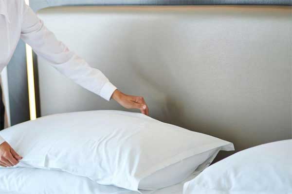 چطور از زردی بالش ها در خانه جلوگیری کنیم؟