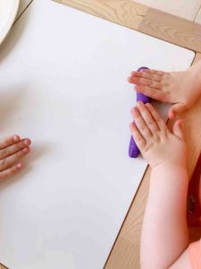 خمیر بازی را با ابزارهایی مانند چاقو و چنگال
