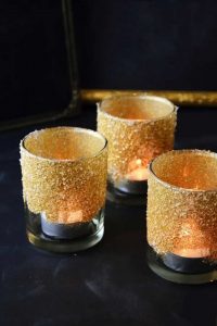 اکلیل طلایی بر روی فنجان شیشه ای تکان بدید تا اضافه آن بریزد
