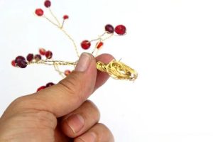 درخت را در گلدان قرار دهید