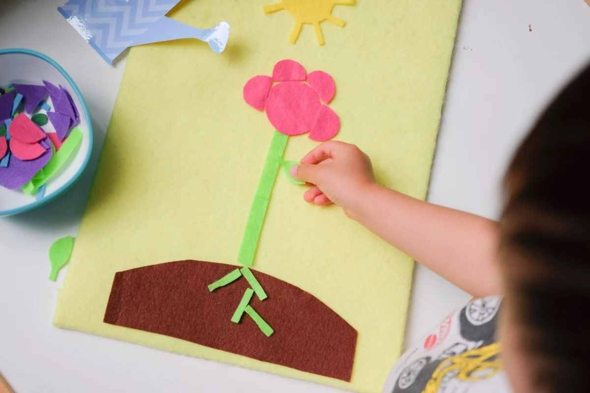 ایجاد گل هایی با برش های نمدی. (کشف جهان، هنر و بیان خلاق)