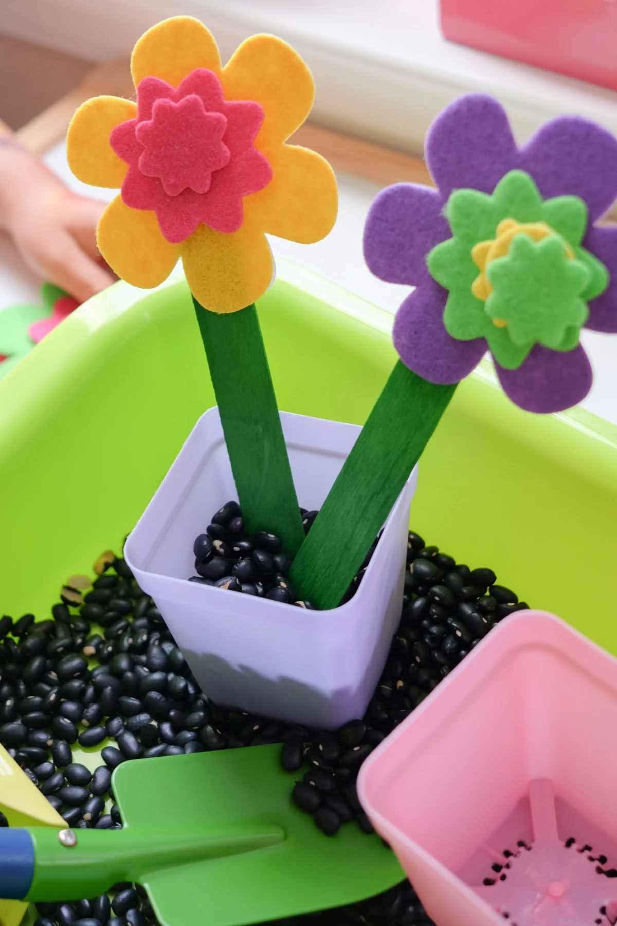 ایجاد گل هایی با برش های نمدی. (کشف جهان، هنر و بیان خلاق)