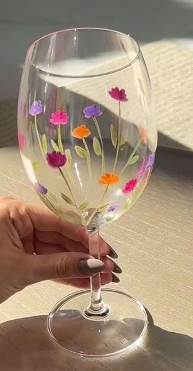 15 ایده نقاشی روی لیوان شیشه ای برای یک شب خاطره‌انگیز!