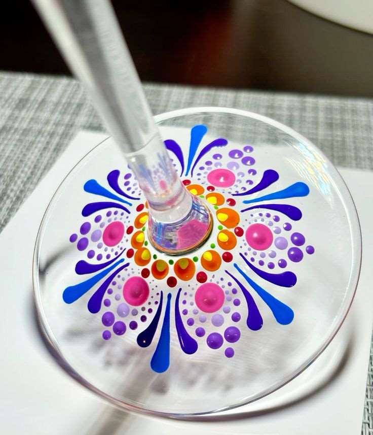 15 ایده نقاشی روی لیوان شیشه ای برای یک شب خاطره‌انگیز!