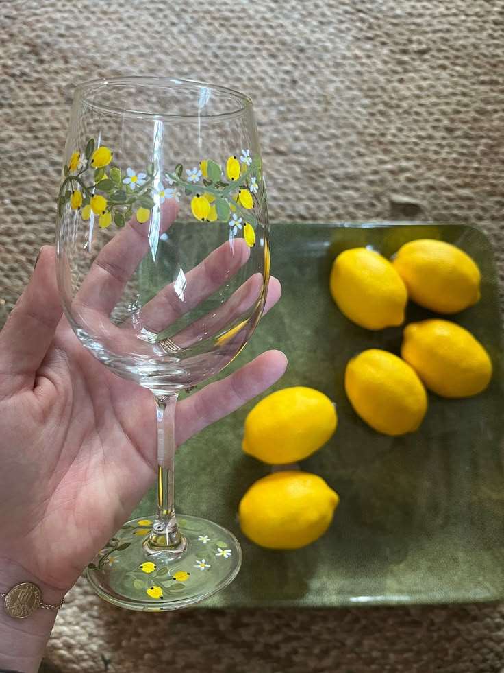 15 ایده نقاشی روی لیوان شیشه ای برای یک شب خاطره‌انگیز!