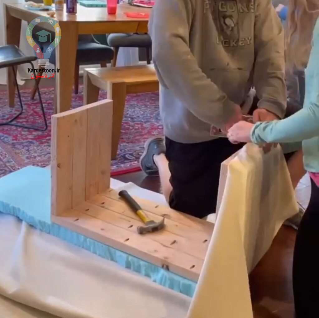 فوم را با پارچه مخمل بپوشانید (در پایین)