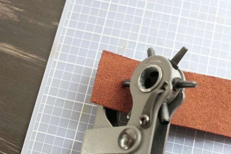 سوراخ بست را پانچ کنید