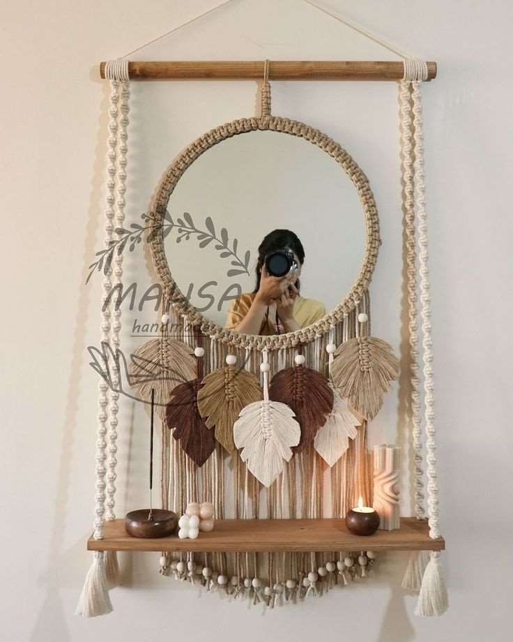 به رنگ‌های اصلی موجود در کار توجه کنید.