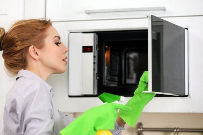 چگونه به راحتی مایکروویو را در خانه تمیز کنیم؟